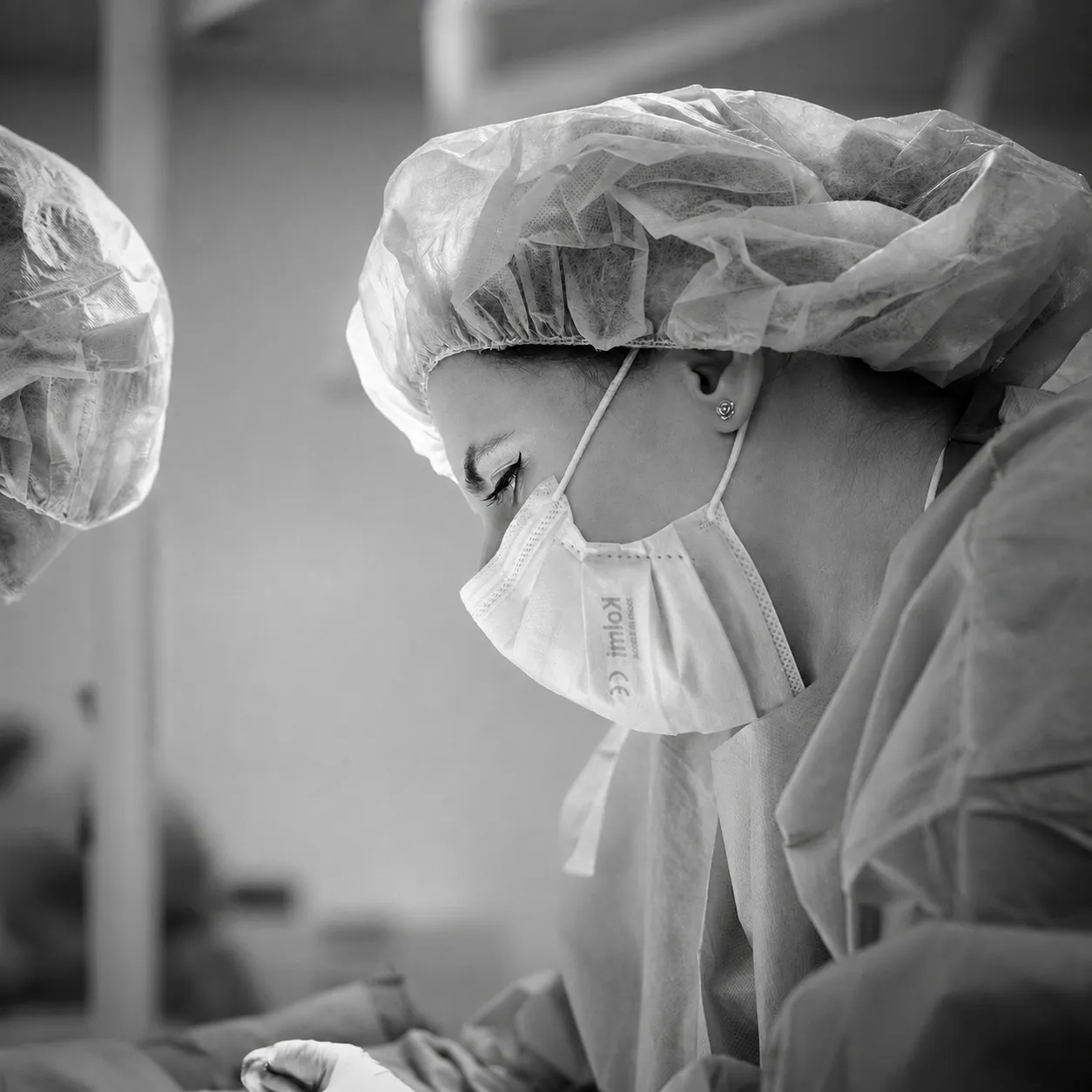 Dr. Krisztina Fehér în sala de operație